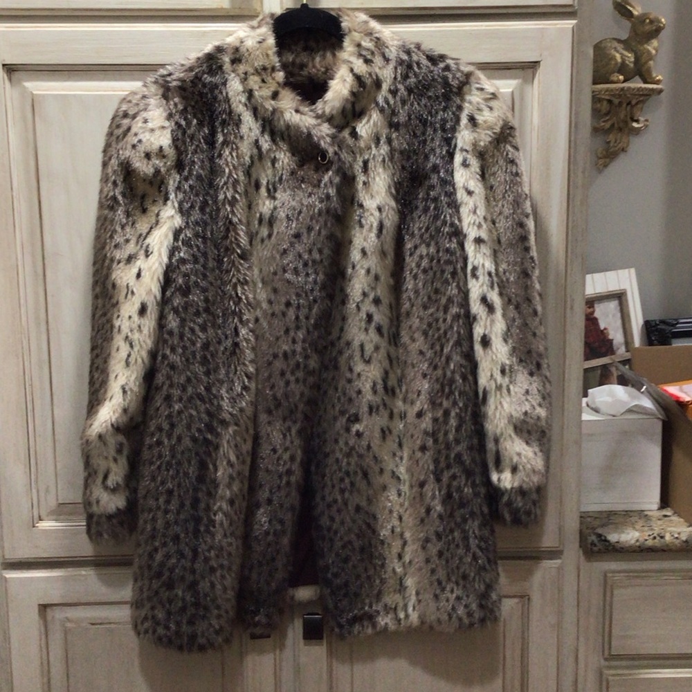 GORGEOUS Elegant Faux Fur Women's Coat Like New Condition